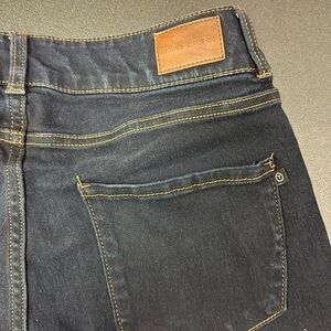 543.   Tahari women’s dark blue mid rise  skinny jeans size 10